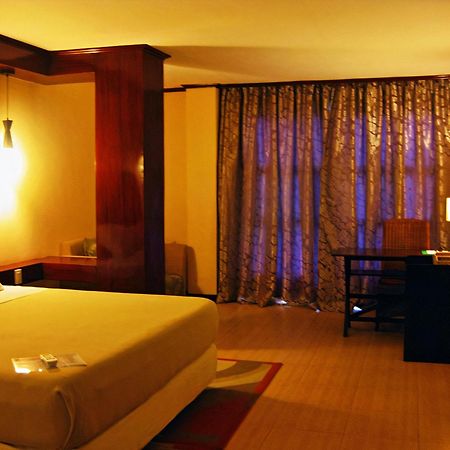 Cebu Dulcinea Hotel And Suites-Mactan Airport Hotel Đảo Mactan Ngoại thất bức ảnh