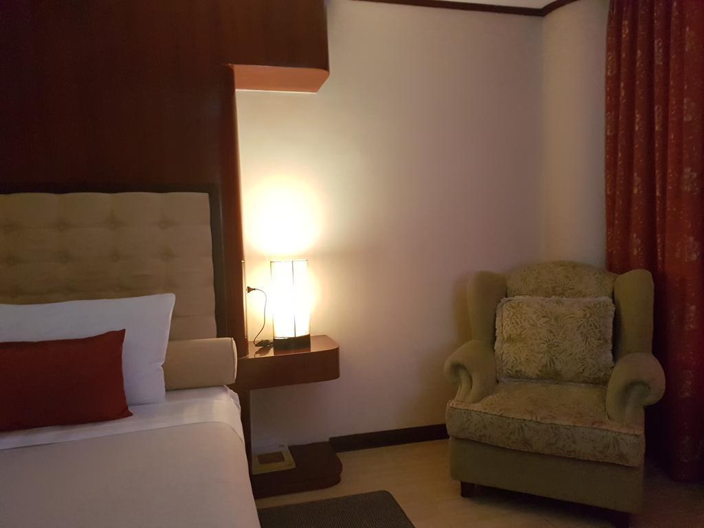 Cebu Dulcinea Hotel And Suites-Mactan Airport Hotel Đảo Mactan Ngoại thất bức ảnh